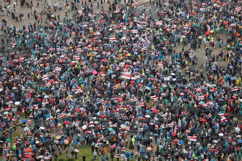 People attend an opposition rally to reject the presidential election results and to protest against the inauguration of Belarusian President Alexander Lukashenko in Minsk, Belarus September 27, 2020. REUTERS/Stringer